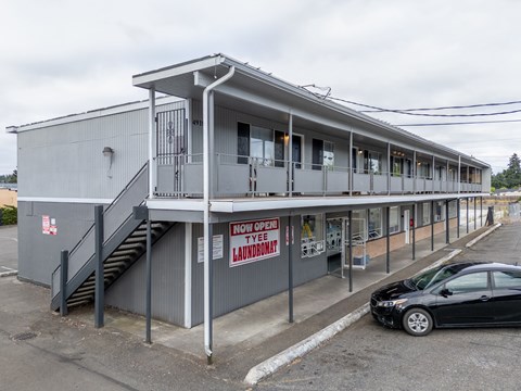 A building with a sign that says "Now On Sale Lavado Mat" is shown.