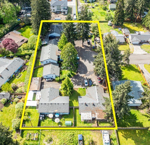 A yellow square highlights a residential area with houses and trees.