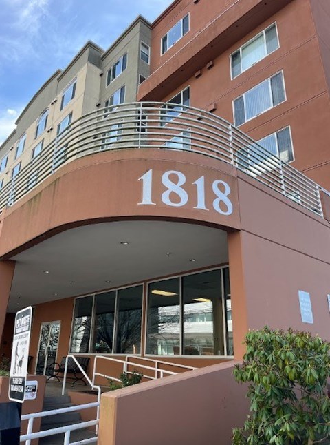 The building number 1818 has a balcony on the second floor.