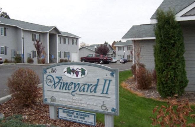 a street sign in front of some houses