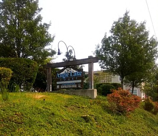 a sign for the kings gate golf club on a hill