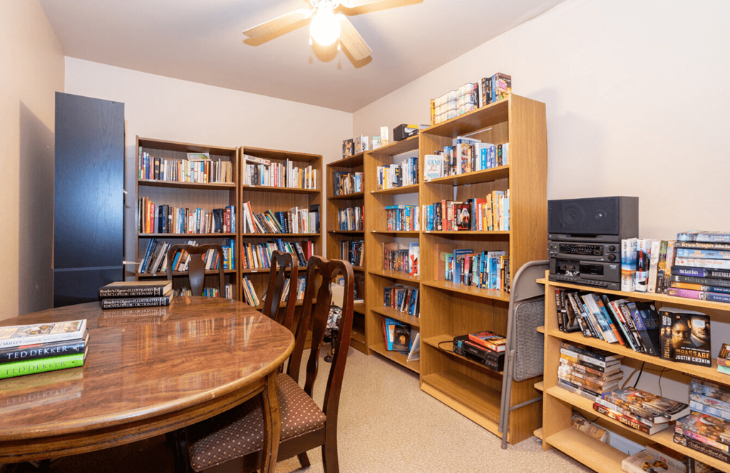 the library is full of books and a dining table