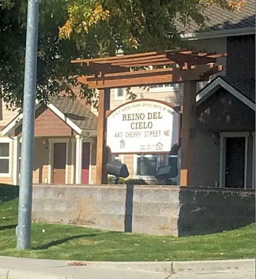 a sign for the reno del cielo 40 dream street sign in front