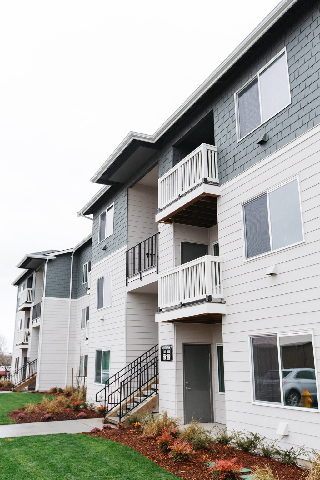 a view of the exterior of an apartment building