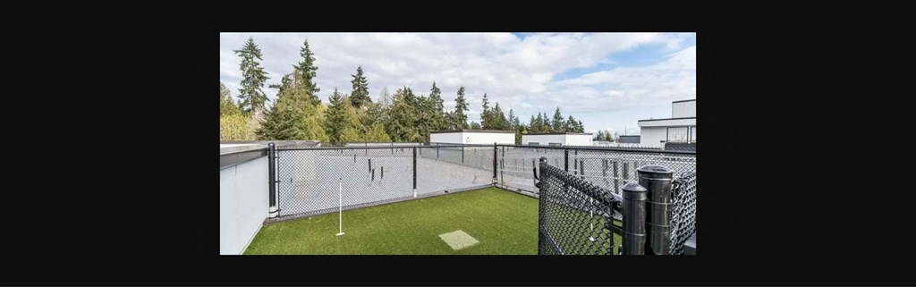 the communal tennis court on the roof of the building