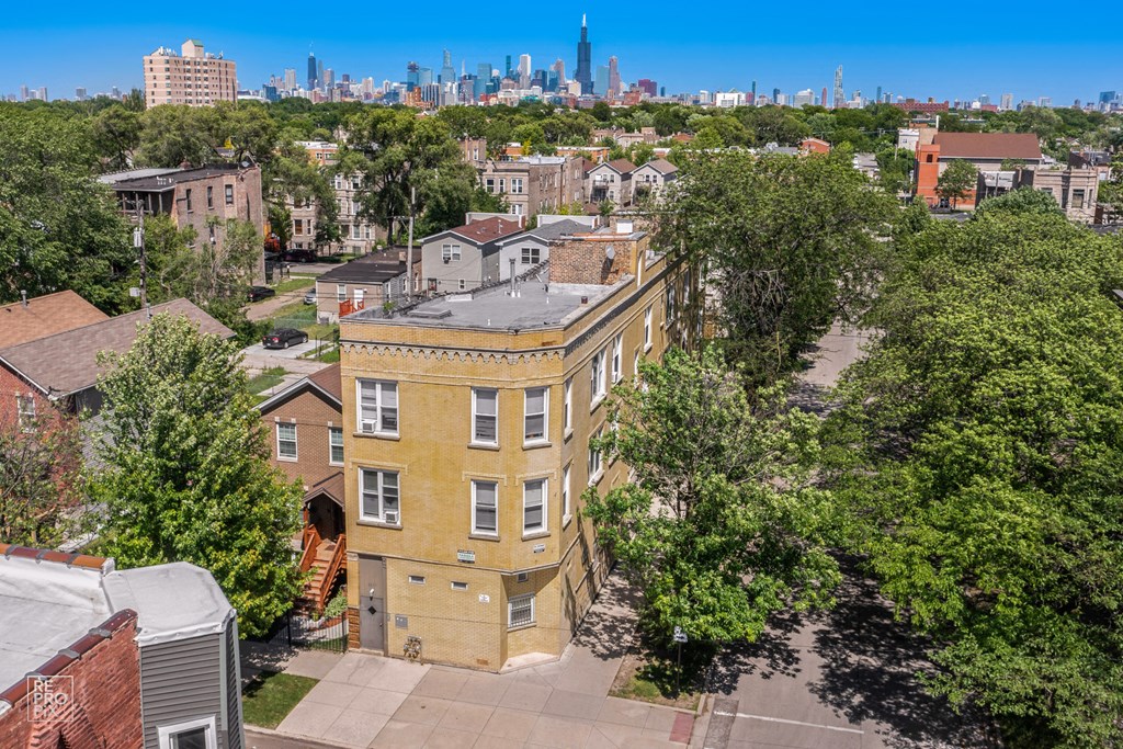 4815 W Cortez St Apartments Chicago Exterior