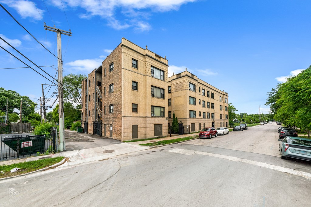 South Shore Apartments for rent in Chicago | 7003 S Harper