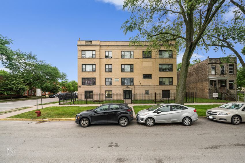 South Shore Apartments for rent in Chicago | 7003 S Harper - Photo Gallery 1