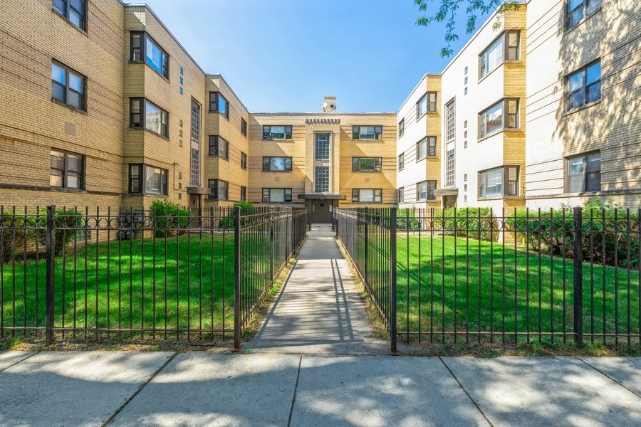Exterior of 2050 E 72nd Apartments in Chicago