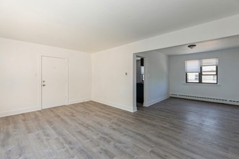 2050 E 72nd Apartments in Chicago Living Room of 2050 E 72nd Apartments in Chicago - Photo Gallery 6