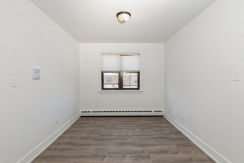 2050 E 72nd Apartments in Chicago Dining Room of 2050 E 72nd Apartments in Chicago - Photo Gallery 5