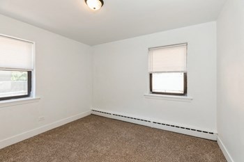 2050 E 72nd Apartments in Chicago Bedroom of 2050 E 72nd Apartments in Chicago - Photo Gallery 3