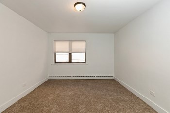 2050 E 72nd Apartments in Chicago Bedroom of 2050 E 72nd Apartments in Chicago - Photo Gallery 2