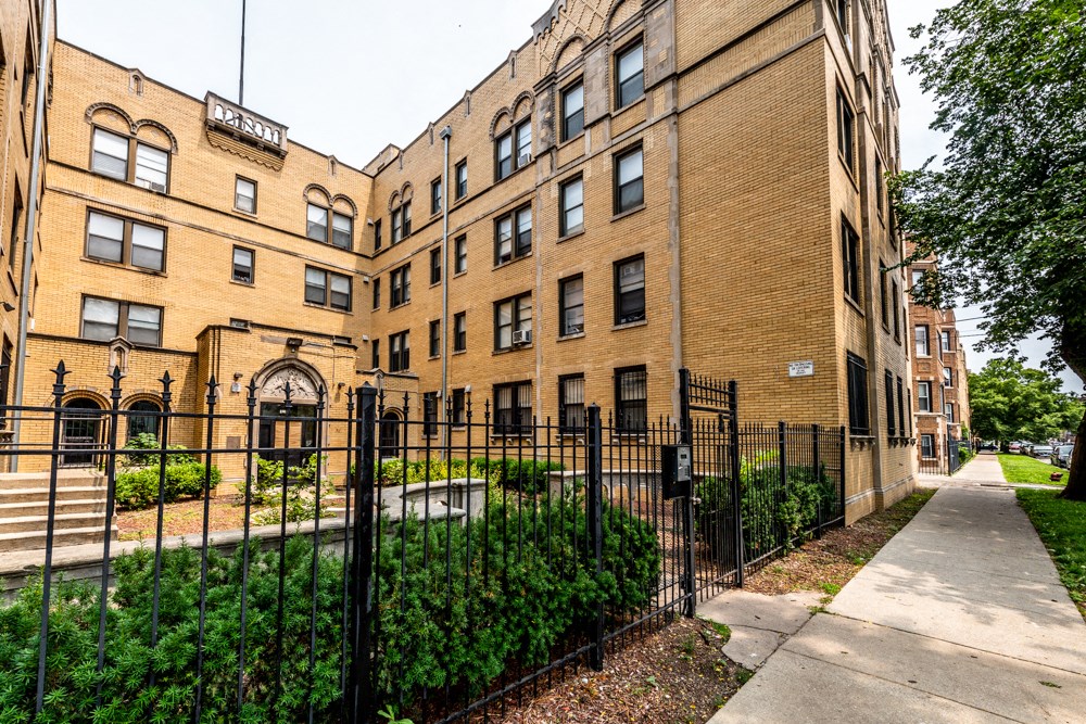 Exterior of 1734 E 72nd St Apartments in Chicago