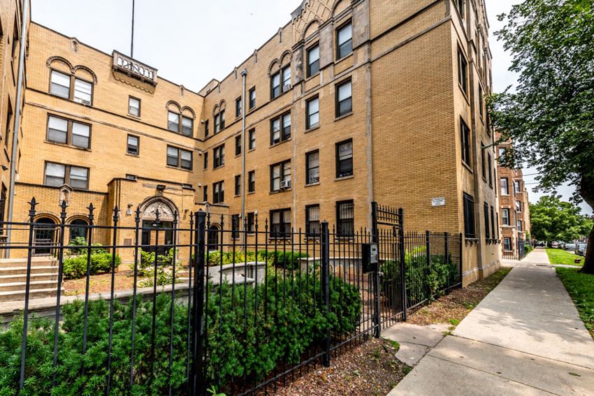 Exterior of 1734 E 72nd St Apartments in Chicago - Photo Gallery 1
