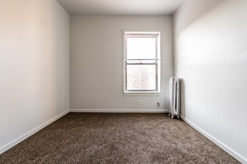330 N Pine Ave Apartments in Chicago Bedroom of 330 N Pine Ave Apartments in Chicago - Photo Gallery 4