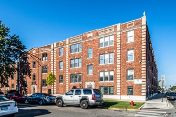 330 N Pine Ave Apartments in Chicago Exterior of 330 N Pine Ave Apartments in Chicago - Photo Gallery 2