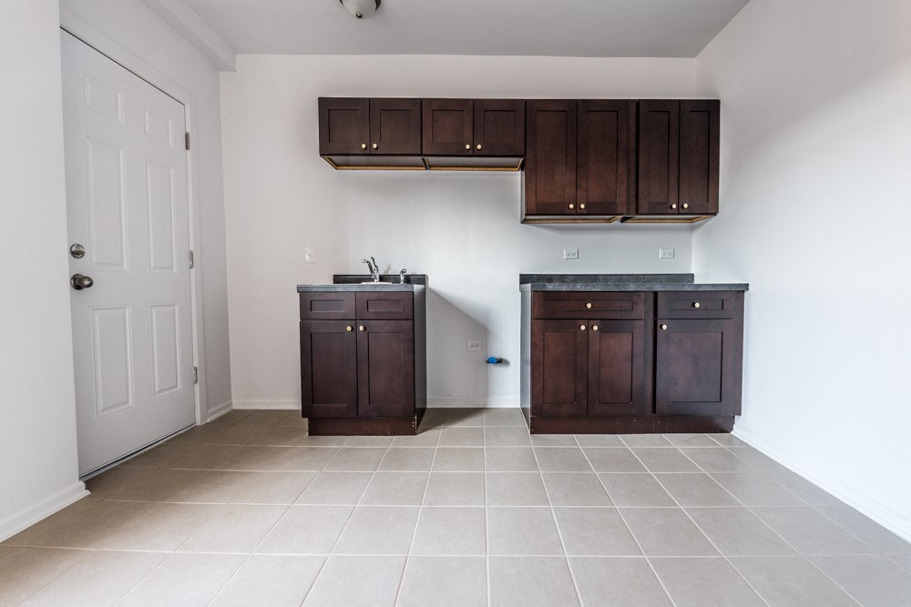 Kitchen of 330 N Pine Ave Apartments in Chicago
