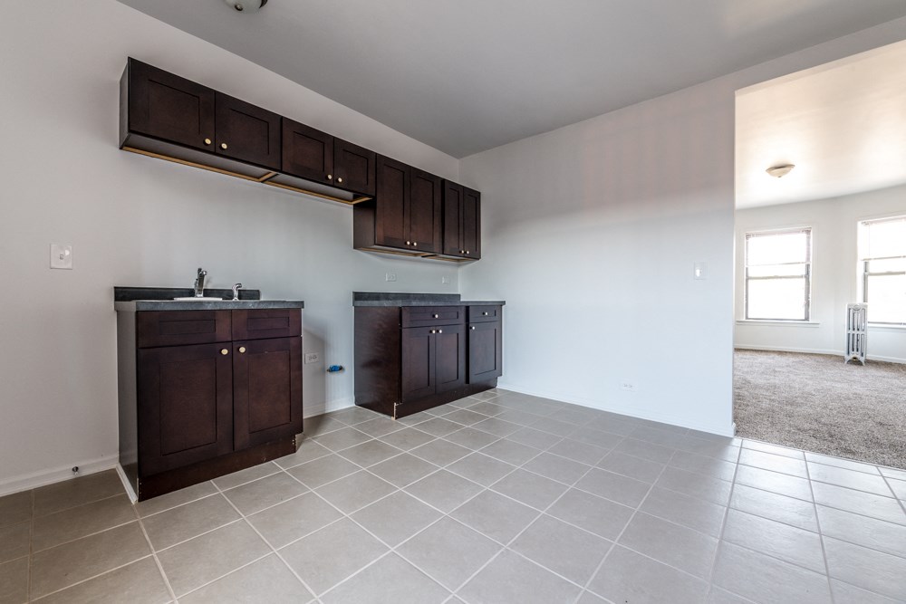 Kitchen of 330 N Pine Ave Apartments in Chicago