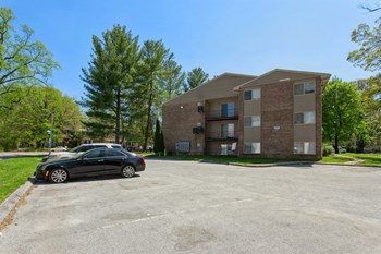 Parking Lot of 3900 Gwynn Oak Apartments in Baltimore - Photo Gallery 9