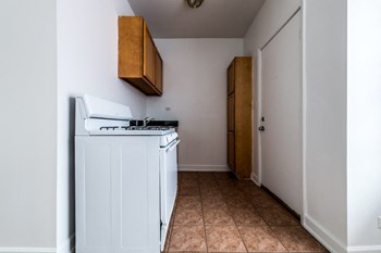 4720 S Drexel Apartments in Chicago Kitchen 4720 S Drexel Apartments in Chicago - Photo Gallery 3