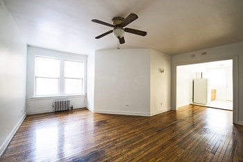 4720 S Drexel Apartments in Chicago Living Room 4720 S Drexel Apartments in Chicago - Photo Gallery 6