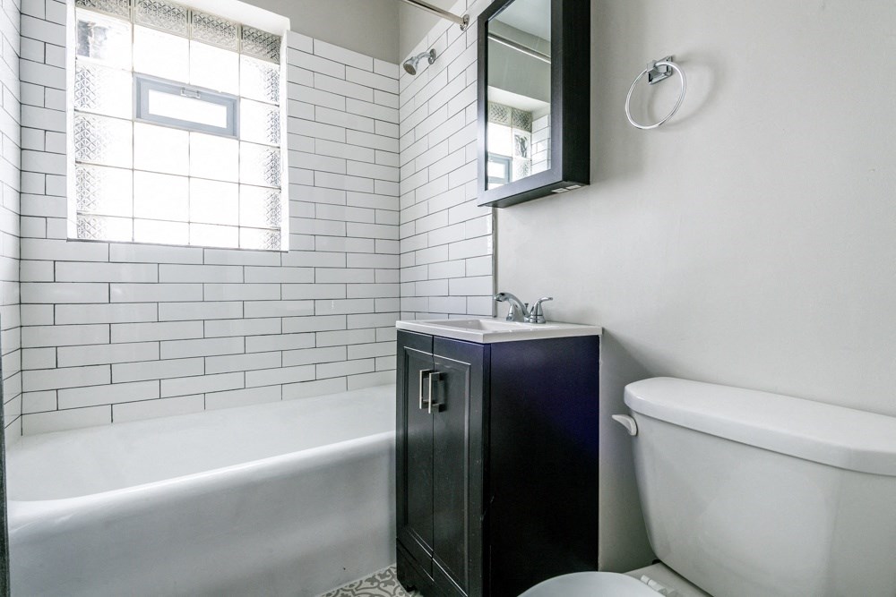 Bathroom of  6904 S Cregier Ave Apartments in Chicago