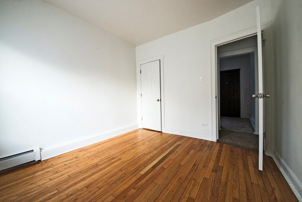 7229 S Yates Apartments in Chicago Bedroom of 7229 S Yates Apartments in Chicago