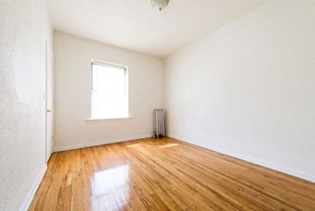 7400 S Yates Apartments in Chicago Bedroom of 7400 S Yates Apartments in Chicago - Photo Gallery 3