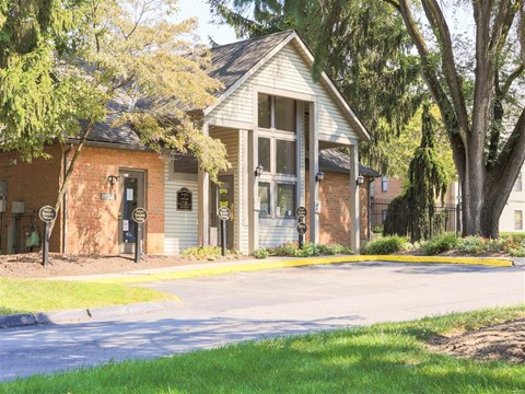 The clubhouse and leasing office at Cabot's Mill welcomes you! Enjoy amenities like a shared space, pool, and on-site laundry facility.