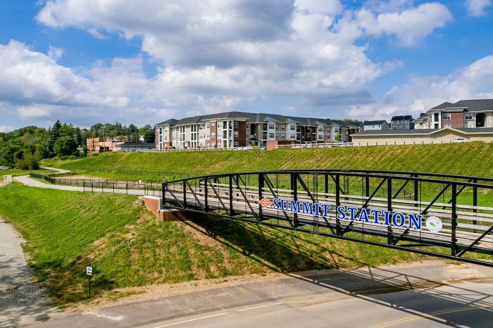 Outdoor area at The Flats at Summit Station, South Park, 15129