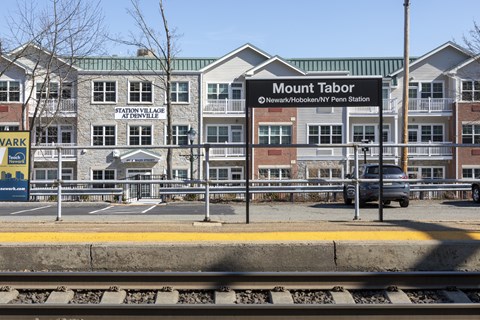 A train station with a sign that says Mount Tabor.