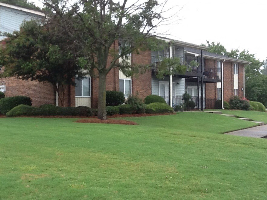 a view of the front of a brick apartment building