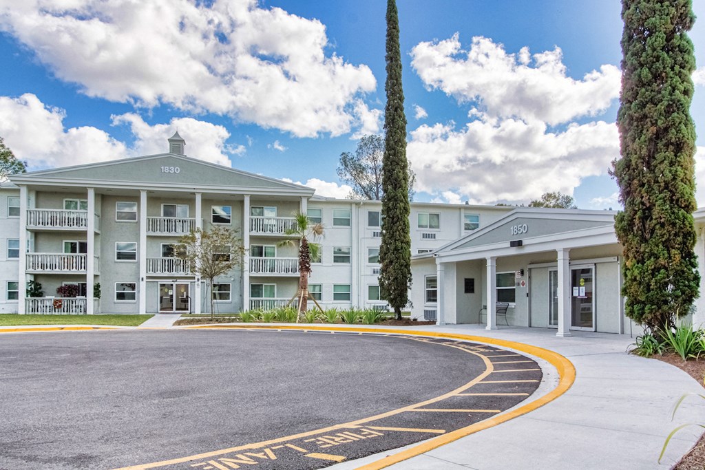 Circular drive to entrance of Campus Towers Senior Apartments in Jacksonville