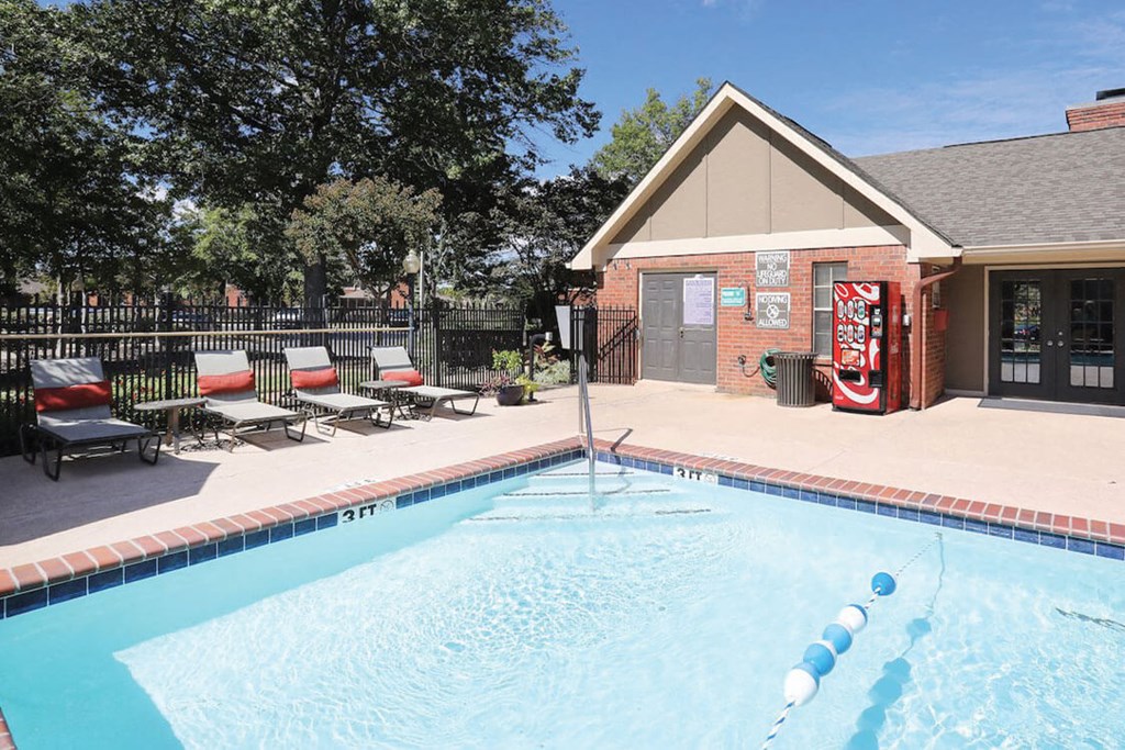 swimming pool at Jackson TN apartments