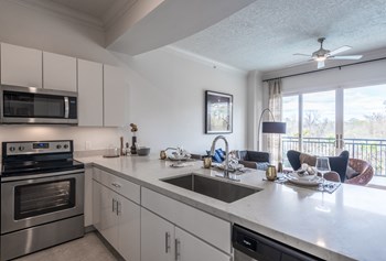 model kitchen apartments in downtown houston - Photo Gallery 4