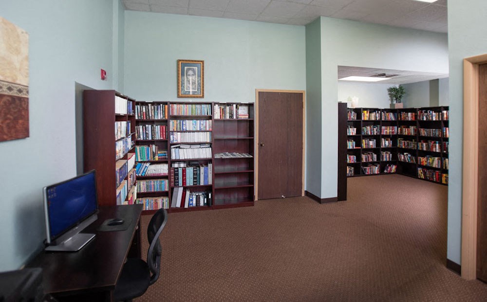 Episcopal Catholic Apartments in Winter Park, FL fully stocked library