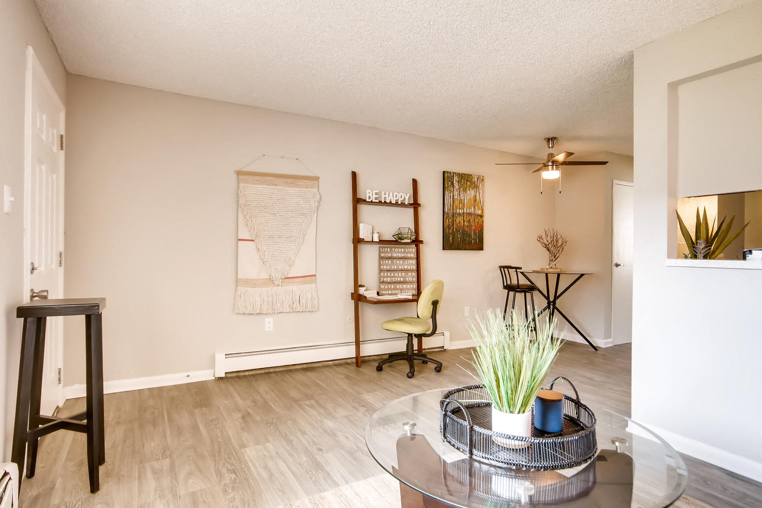 Mountain Vista | Lakewood, CO Apartments | Living Room