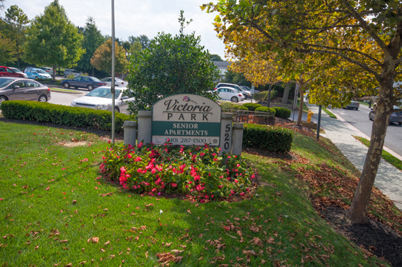 the sign for victory park in front of a parking lot