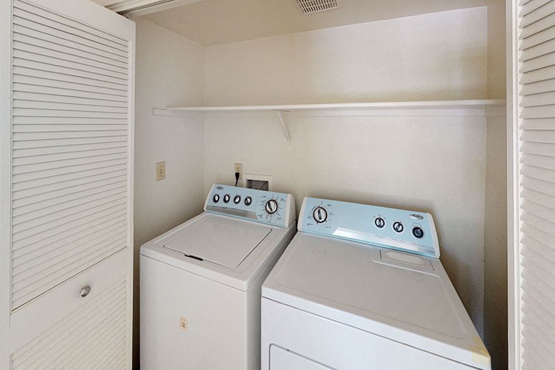 the laundry room has two washes and a dryer in it