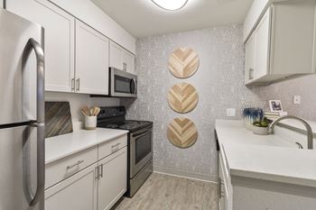 Fully Equipped Eat-In Kitchen at Alvista Trailside Apartments, Englewood, CO