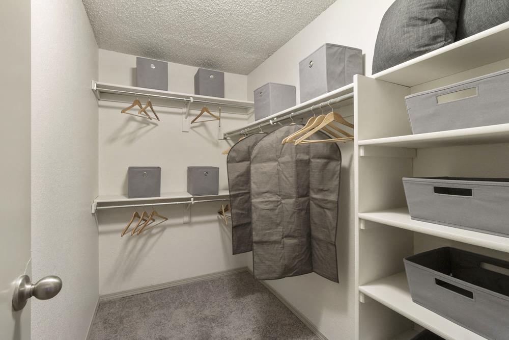 walk in closet space for apartment in englewood co