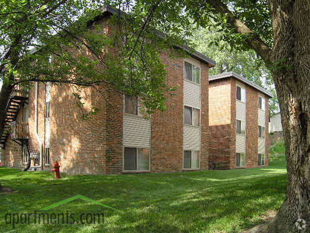 Courtyard With Green Space at Emerald Court, Iowa City, 52246