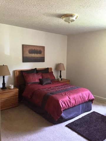 Large Comfortable Bedrooms at Emerald Court, Iowa