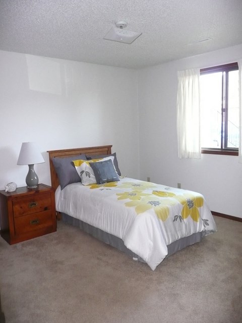 Beautiful Bright Bedroom at Parkside Manor, Coralville