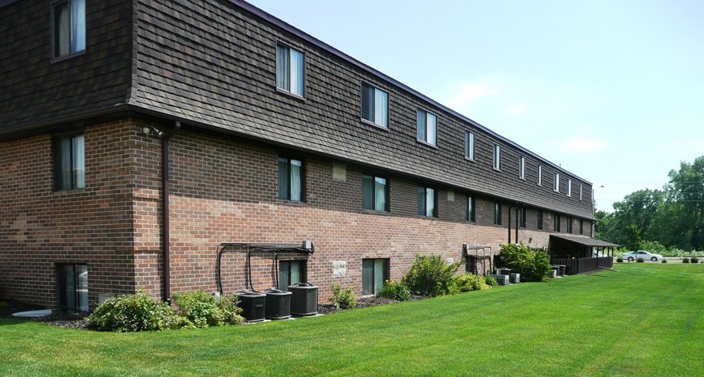 Courtyard With Green Space at Park Place Apartments, Coralville