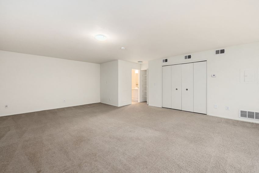 Farmington Oaks Apartments, 21900 Farmington Road, Farmington, MI