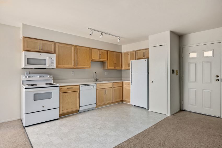 Farmington Oaks Apartments, 21900 Farmington Road, Farmington, MI