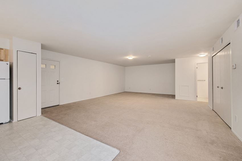 Farmington Oaks Apartments, 21900 Farmington Road, Farmington, MI