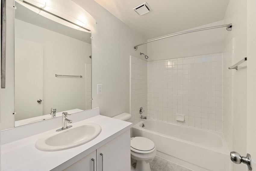 Farmington Oaks Apartments, 21900 Farmington Road, Farmington, MI